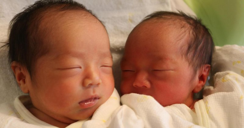 双子とお友達関係。双子愛、お互いの想いに温度差？ – 続々ピカ待ち☆ふたご絵日記