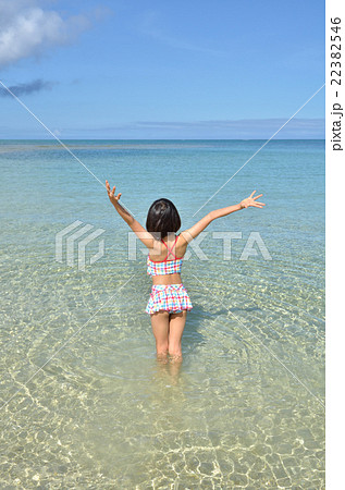 海水浴を楽しむ女の子 写真素材4433800- フォトライブラリ