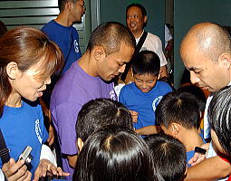 一時帰国中のMALIA.、長男のお祝いで久しぶりの家族全員集合ショット 「なんて美形家族なの」「とても素敵な家族写真」 1 2ねとらぼ