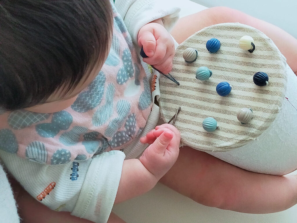 ペットボトルキャップおもちゃを手作りで!簡単な遊び方も保育士が解説 乳児~対象