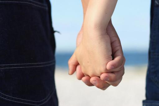 手つなぎフォト 👫かわいい！おしゃれ！と思ったら👌の絵文字を送ってくださいね💓カップルデート 中の写真に参考になる、手つなぎフォトのご紹介❤️デート中に何気なく繋いでいるカップルの方も、意識して写真に残したことってそんなにないのかも？ 手繋ぎフォト