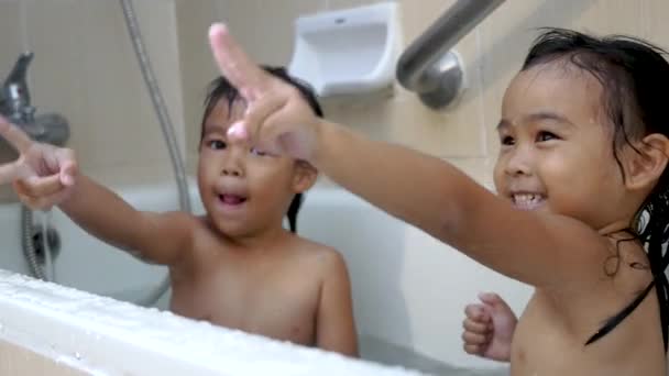 お風呂に入る女の子 写真素材5098384- フォトライブラリ