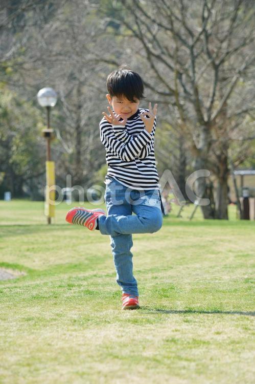 Amazon.co.jp: 連写ポーズ ライブラリー 子供編: 究極アングル＆決定的瞬間満載！！人物ポーズフォトブック: 連写ポーズライブラリー編集部:本