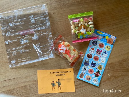 先日クマノミ保育園を退園するお友だちのお別れ会を行いました。 先生方からのメッセージと、入園してから卒園までの写真がたくさん入っているアルバムの プレゼント🎁✨ 担任の先生がシルエットクイズをやってくださりみんなで楽しみました！🤩 クマノミ保育園に入園して