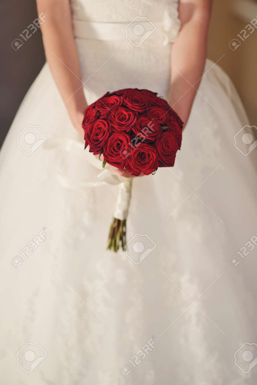 赤いバラとウェディング ブーケ。冬の結婚式のブーケ。の写真素材・画像素材 Image 50865249