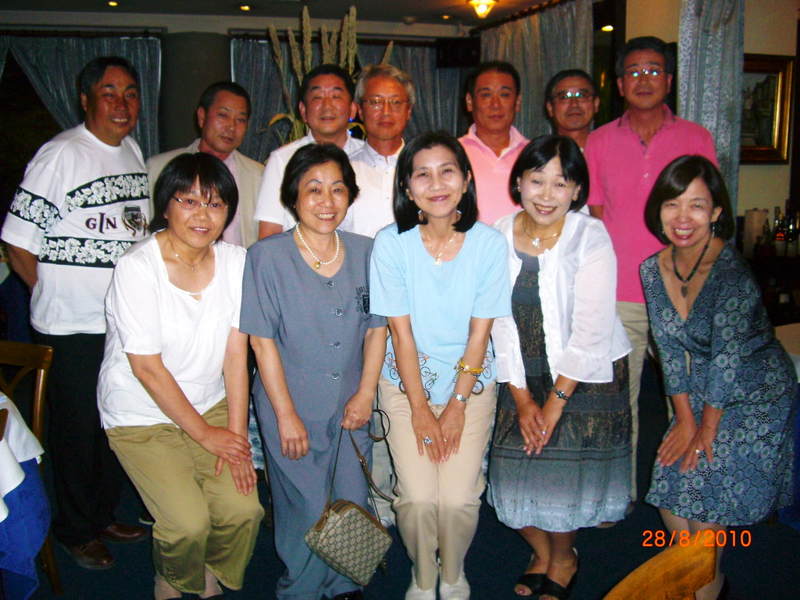 還暦同窓会の集合写真、それぞれの歴史が刻まれていますね。 - 鈴直