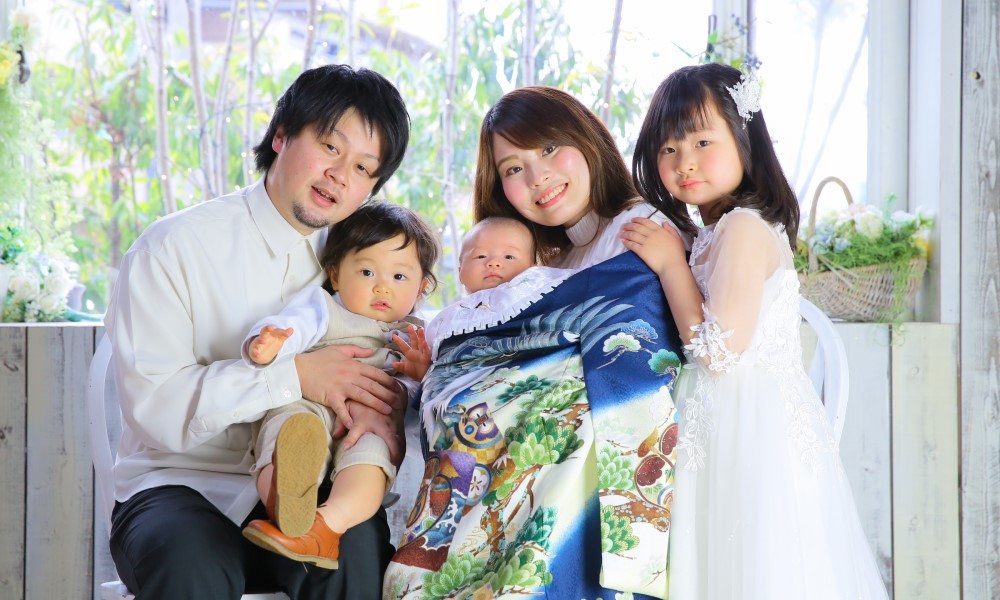 お宮参りの家族写真は誰が写る？服装や費用など写真撮影の疑問を解決フォトスタジオ ハピスタ 家族写真・子供写真・七五三