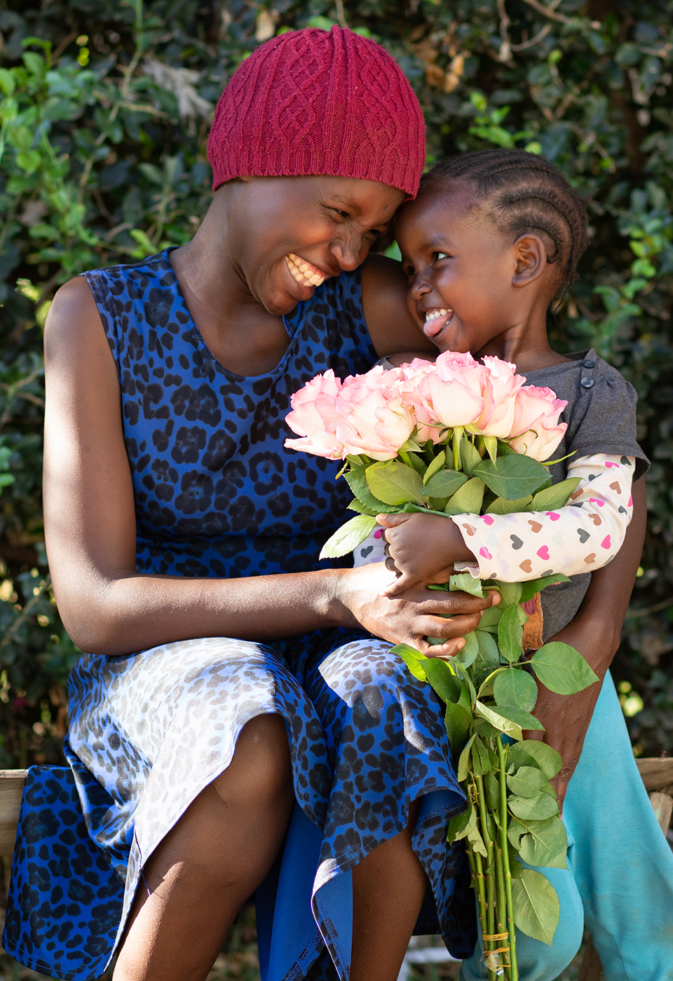 母と息子は、母の愛と幸福の概念としてお互いに愛情のこもったキスをしますの写真素材・画像素材 Image 197287851