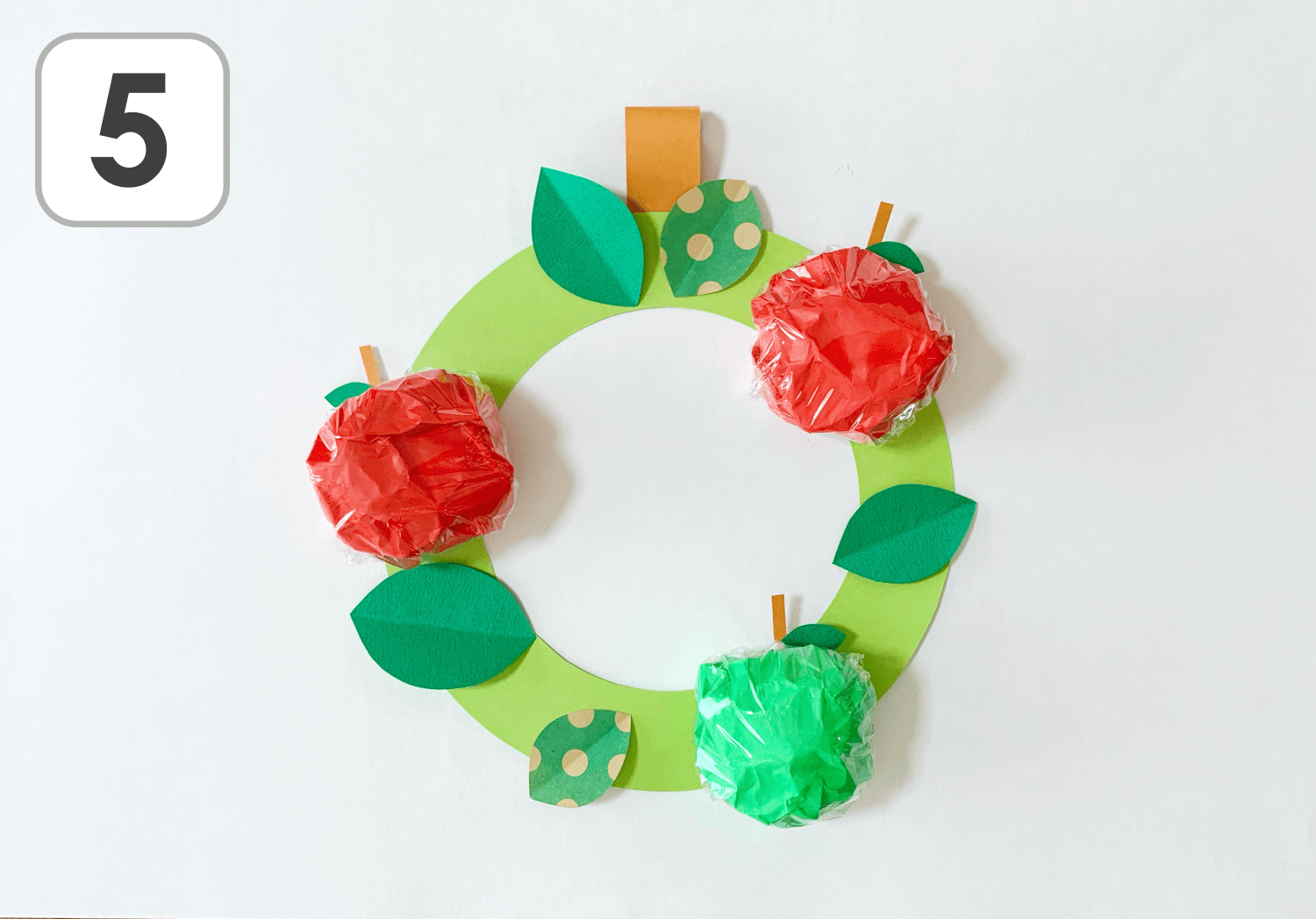 こんばんは🌝わたこ先生です☆ . 本日は、0・1歳児向け☆秋の製作ちぎってぺったんして立体りんごを作ります☆ .材料○白色画用紙○色画用紙 ○赤色折り紙 無地、柄物.道具○はさみ ○のり ○白色ペン 名前を書く際に使用. ○作り方は画像を見てね