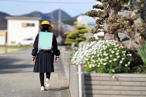 登校する小学生の後ろ姿のイラスト素材のイラスト素材99633838- PIXTA