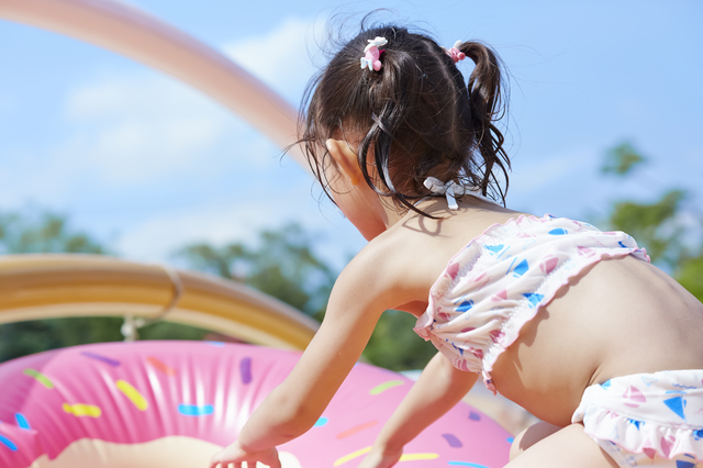 水泳帽ヘア改良版！ 水泳のコーチをされてた方が教えてくださり、低めの位置でお団子にした方が水泳帽が脱げにくいそうです！ 写真撮り直しました📸♡うちの娘は毛先が極端に薄いので、輪っかにした方がほどけにくいので輪っかにしましたが毛量がある子は輪っかじゃなく