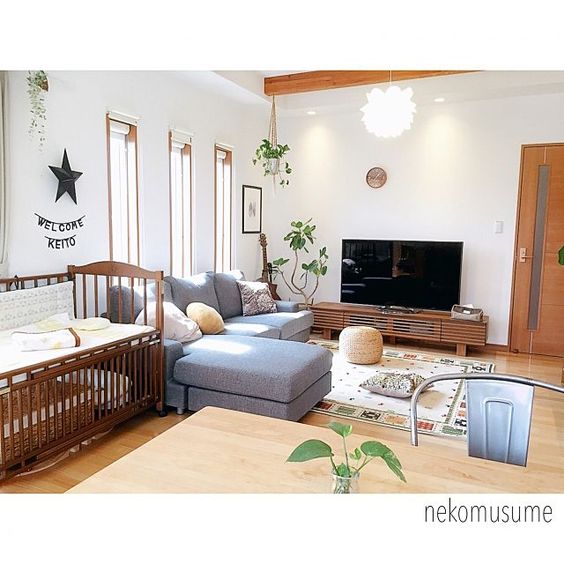 @ざきに返信 勝手にソファーの紹介！！ ゴロゴロしながらテレビ見るのがちょー最高！たまにここでも寝ちゃいます笑😂赤ちゃんを転がすためだったけど、思ったより随分と早くつかまり立ちと伝い歩きをしてしまったため、色々と対策が必要になっています😂掃除やダニの件で色々問題はあるかもしれないけれど、でもこれはほんとに購入してよかった商品のひとつです🥰赤ちゃんのいる暮らし 赤ちゃんのいる生活