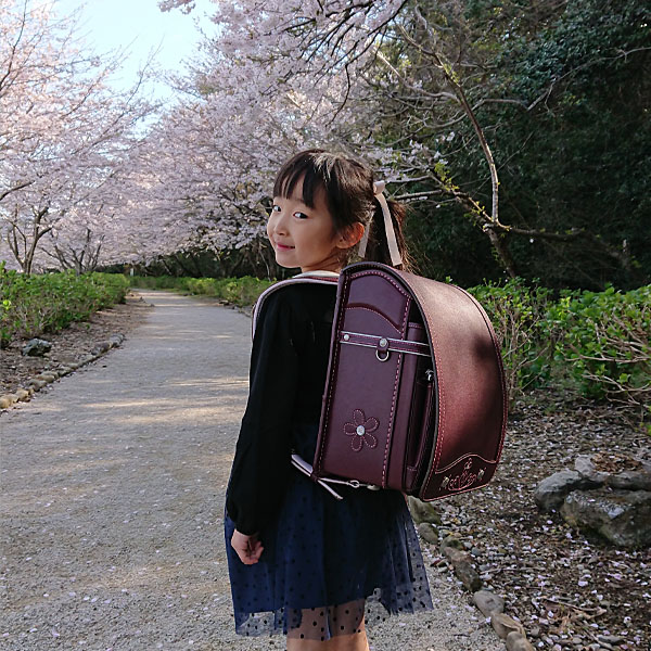 104 ランドセル 後ろ姿 Stock Photos, High-Res Pictures, and Images - Getty Imagesランドセル女の子, ランドセル 子供, 年賀状