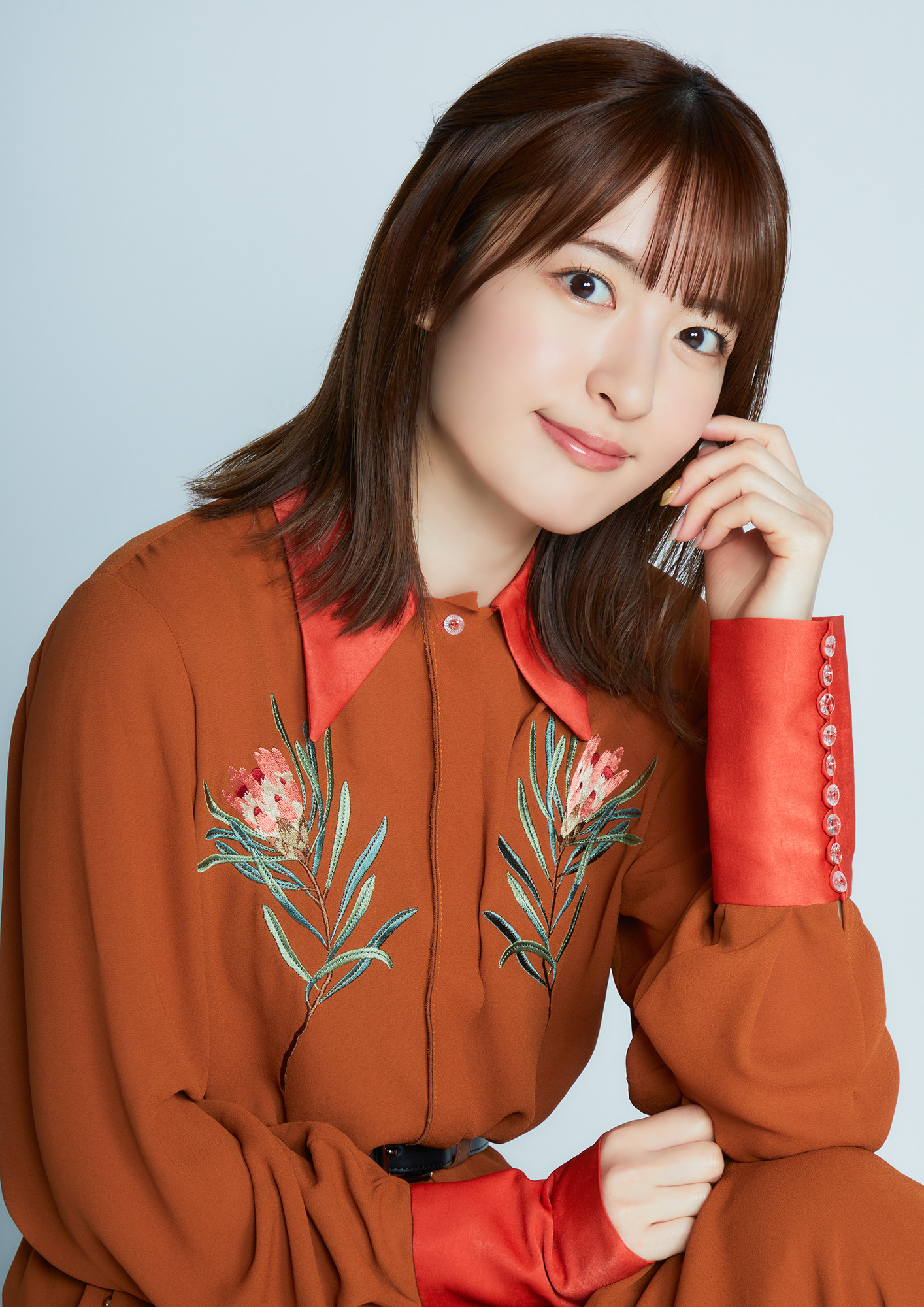 私がつとめる 来生 瞳 という女性は、原作と同じく ドイツ人画家ミケール・ハインツと、旧華族系財閥の令嬢・来生真璃絵の間に産まれたハーフです。喫茶 猫目 を経営する来生三姉妹の次女。 性格は、明るく快活、勝気でしっかり者、ややドジで涙もろく、恋愛は一途で