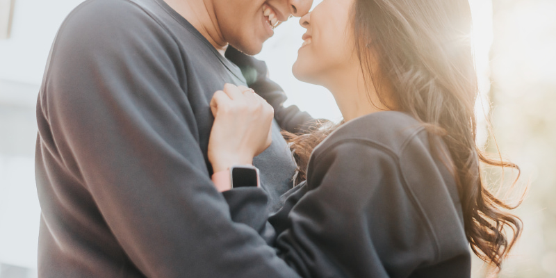 ハグの仕方でわかる彼の本気度とは？長いハグや腕の回し方で男性心理が分かる？ - Love Story