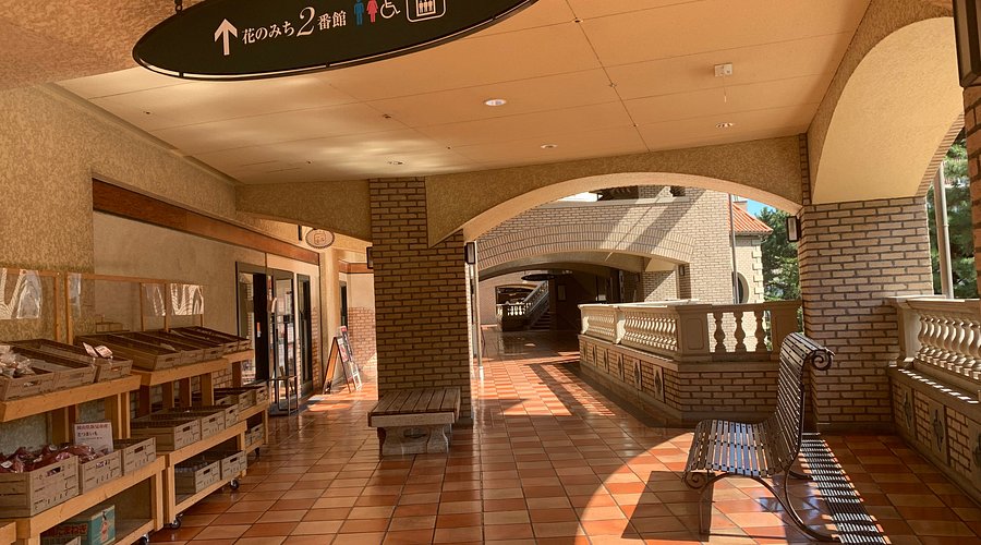 宝塚花のみち商店会 ～ ブティック タケオ