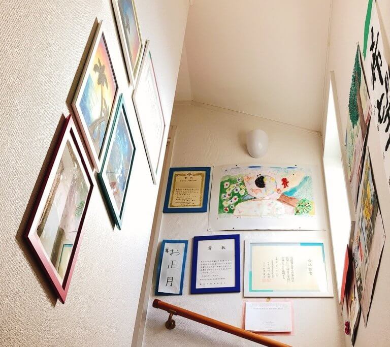 小さな芸術家さんも喜ぶ！子どもの絵の飾り方アイデア2020年5月6日- エキサイトニュース