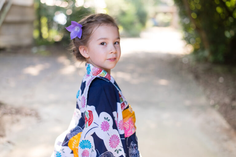 キッズの浴衣ヘアアレンジ ゴムで結ぶだけ！ 「カラフルポップツインテール」 - Aneひめ.net講談社