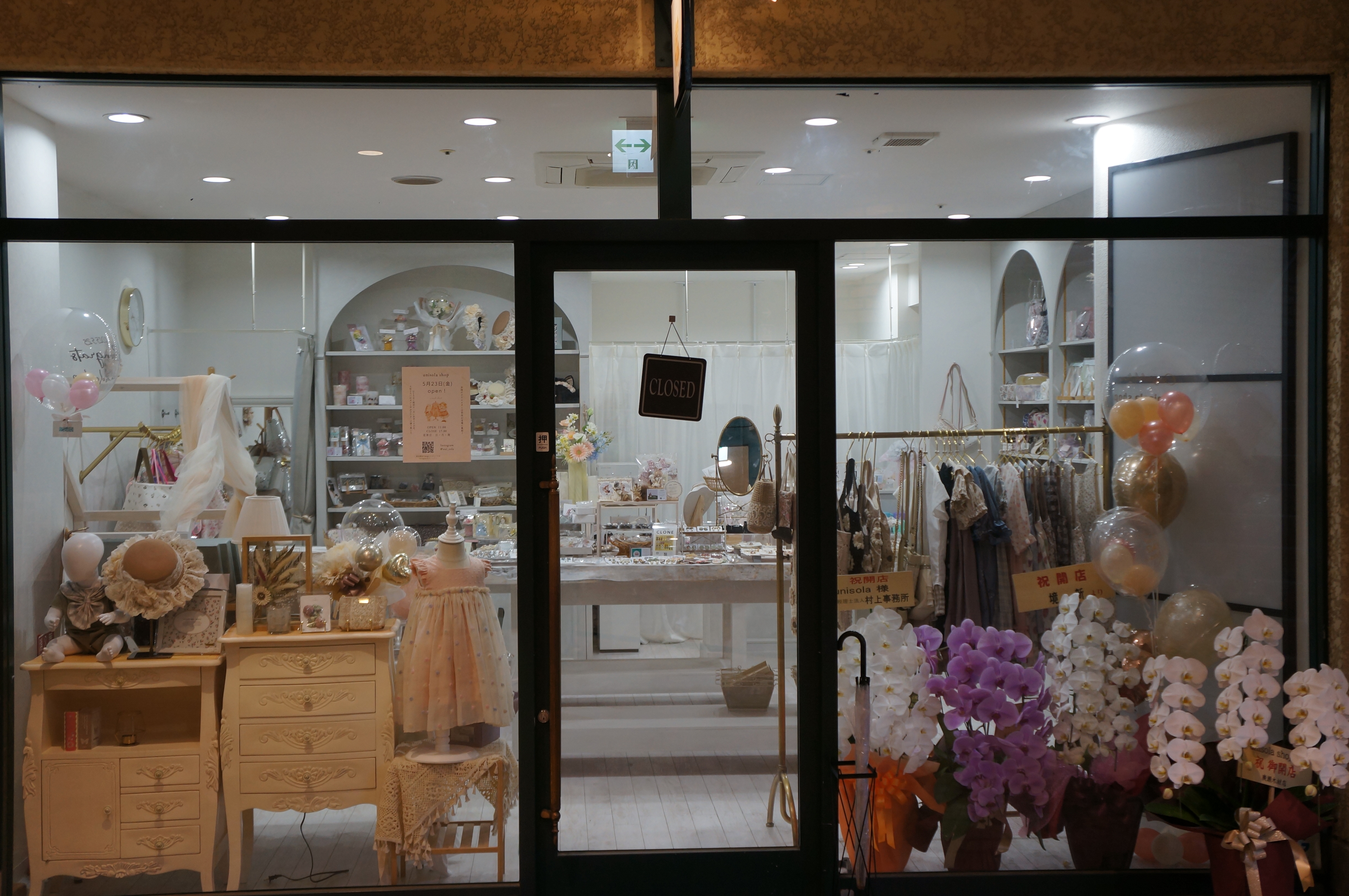 takarazuka_to 「宝塚市 IZUMI」 こんな方におすすめ❣️ □花のみちで洋食、デザート、お茶タイムを過ごしたい方✨□ふらっと入れてスピーディにお食事したい方✨ □宝塚の雰囲気、観劇の余韻を楽しみたい方✨ □お一人様、お友達と✨ 花のみちにある、老舗の喫茶店です