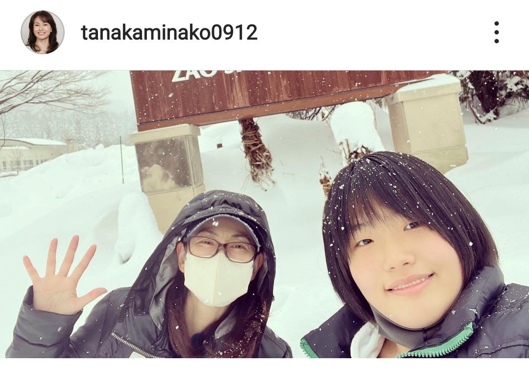 ５５歳・田中美奈子、１４歳長女と雪山で親子ショット イケメン俳優の夫＆１３歳長男も顔出し - スポーツ報知