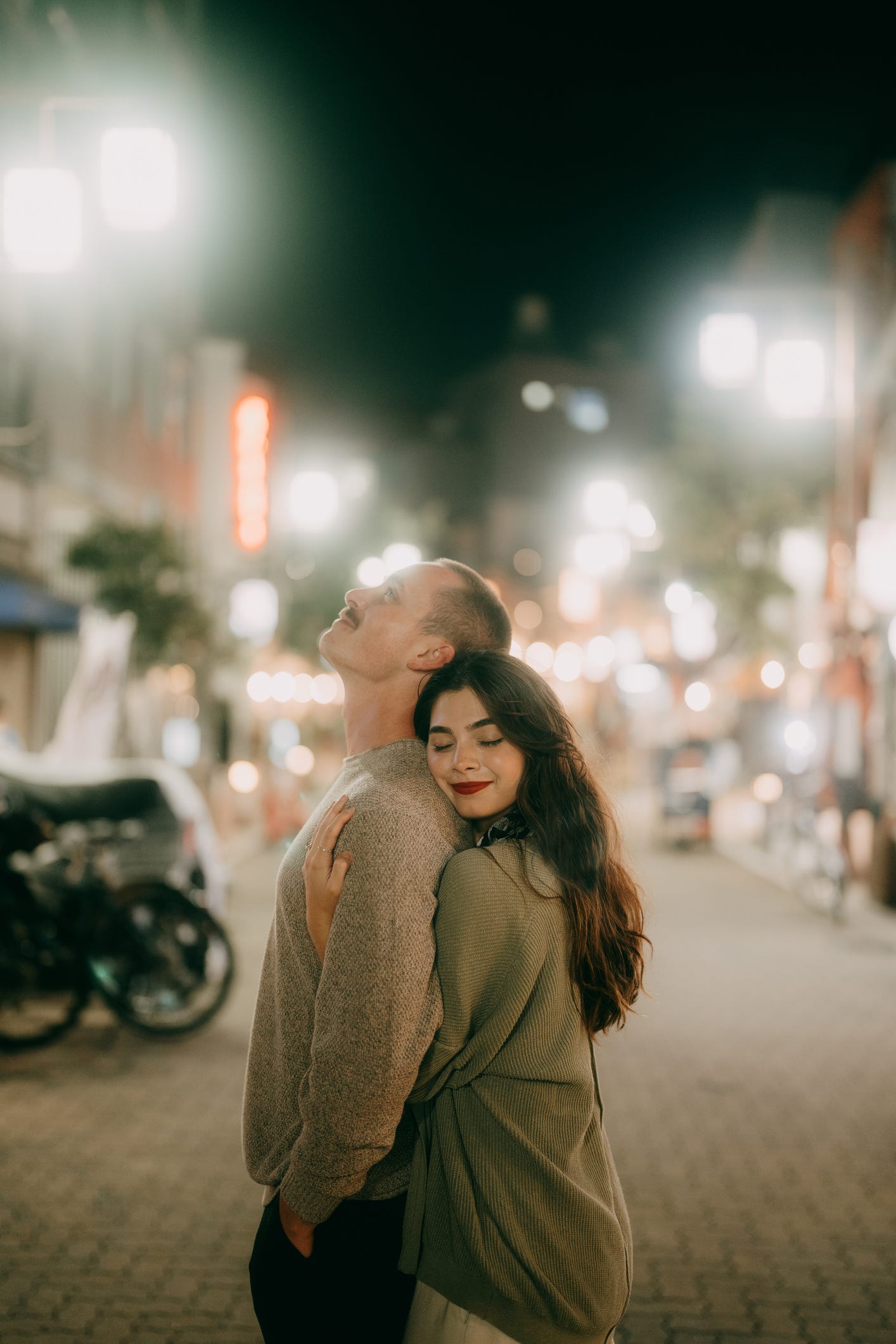 後ろから抱っこして持ち上げる女TikTok