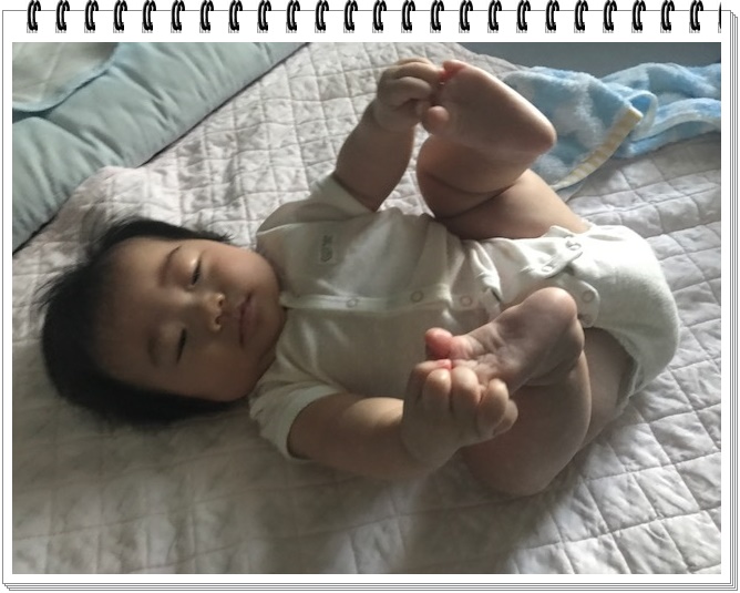 赤ちゃんの足つかみはいつから？寝返り・おすわりの頃 生後5～7ヶ月頃の赤ちゃんはじめての妊娠・育児情報サイトピジョンインフォ