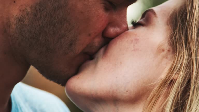 素人カップルのセックス動画 キスしながら騎乗位に正常位 - キス し ながら 正常 位