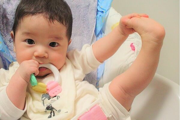 不機嫌 大きい声で叫ぶようになった生後7ヶ月の赤ちゃんの鎮め方 男性の育休 How to calm down a shouting baby ina bad mood - YouTube