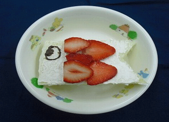 𖤣𖥧𖥣｡ こどもの日おやつ こいのぼりサンド🎏 太っちょこいのぼり🫣笑 水切りヨーグルト、みかん缶、いちごをサンド🍓🍊小さい子チームは3枚目 フルーツははさまず、添えて提供しました 上手に食べる子 分解して食べる子 中身だけ食べる子🤣← みんな思いのままに食べ