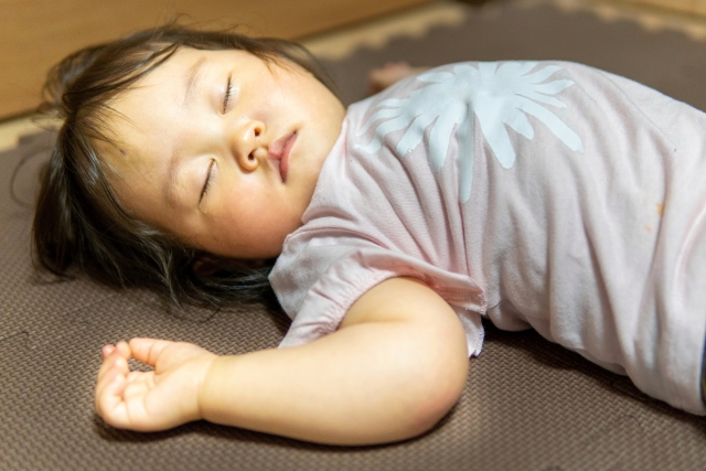 蹴る、刺さる、頭突き 寝相の悪さは親譲り「ママと記者やってます」㉛ココハレ - 高知の子育て応援ウェブメディア