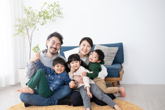 23歳で結婚、40歳までに10人を出産 大家族の母親 48 が抱えていた“複雑な思い”「私は子だくさんを望んでいるけど、子どもたちがどう思うかはまた別」文春オンライン