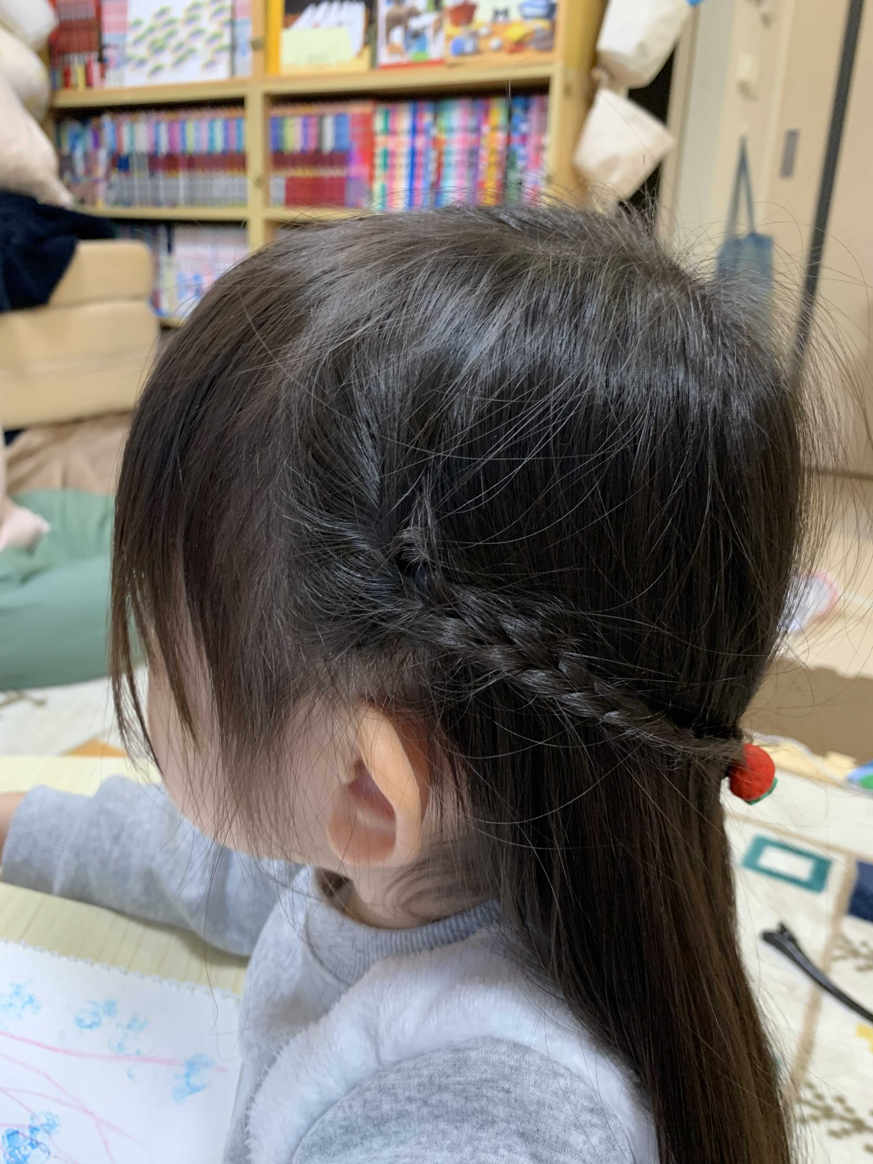 崩れないハーフアップ💕 ⁡ 前髪編み込みと三つ編みのみの簡単アレンジ🫶 三つ編みがズレない崩れないくくり方にコツあります💗大したことないただの自己流なくくり方なだけw ⁡ 可愛いリボンはあおいちゃん @yuriyuri_aoi さて、いろいろ追い込むよ〜年末‼︎ ⁡そっ閉じ〆