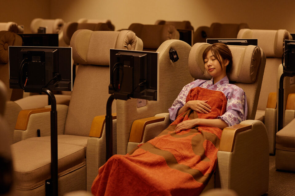 FMヨコハマvs tvk共同企画 横浜みなとみらい万葉倶楽部 お得に行こう！ 「神奈川県民割」リポート対決！FMヨコハマ長友さん、tvk「猫ひた」白又さんに、横浜みなとみらい万葉倶楽部の魅力を紹介してもらいました！ 💛パティシエ特製のスイーツ 💛くつろぎコーナー