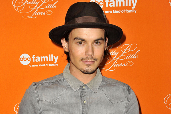バイセクシャルを告白した『プリティ・リトル・ライアーズ』タイラー・ブラックバーン、恋人役との関係を語る - 海外ドラマNAVI