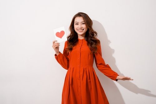 彼女に贈る誕生日祝いのメッセージ!距離感に合わせて例文が選べる似顔絵グラフィックス