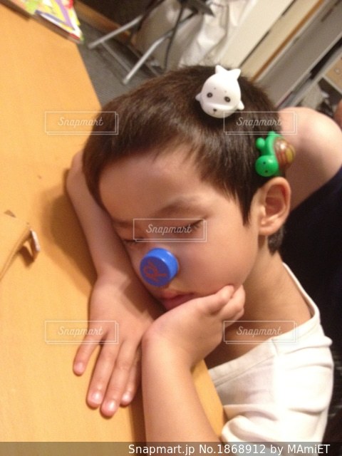 自分からおてて繋いでくるの可愛すぎる🥹 イタズラしてはママの顔チラ見してくるのも愛くるしすぎるけど壁とか舐めるのはほんまにやめてほしい🫢笑 1歳4ヶ月1歳女の子アプレレクールベビー服女の子赤ちゃんコーデイタズラ大好きママカメラママ