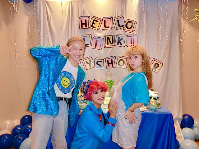 ベビーシャワーのドレスコードは白❄️ 性別当てゲームはドレスコードに ワンポイントカラーで👼🌈私はピンクを持ってないから強制的に青になりました🤣 ピアスの青がワンポイント💎 娘はピンク🎀 さて。どっちだったかな？子供達に可愛がってもらえた娘 大人にはお年玉