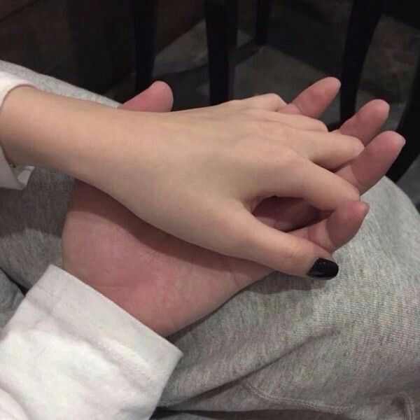 海辺で手をつなぐカップルの後ろ姿 11017048038 の写真・イラスト素材アマナイメージズ