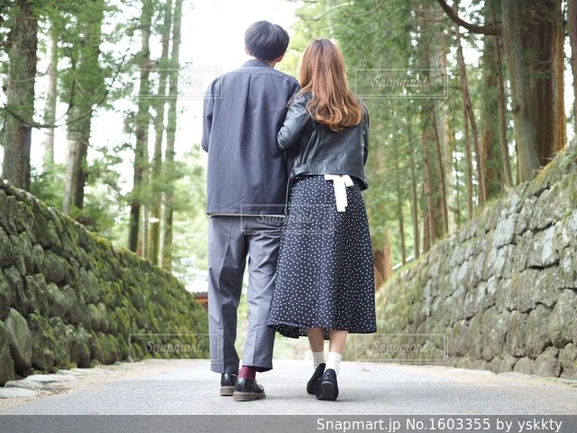 腕組みして見つめるカップル6の写真素材54250420- PIXTA