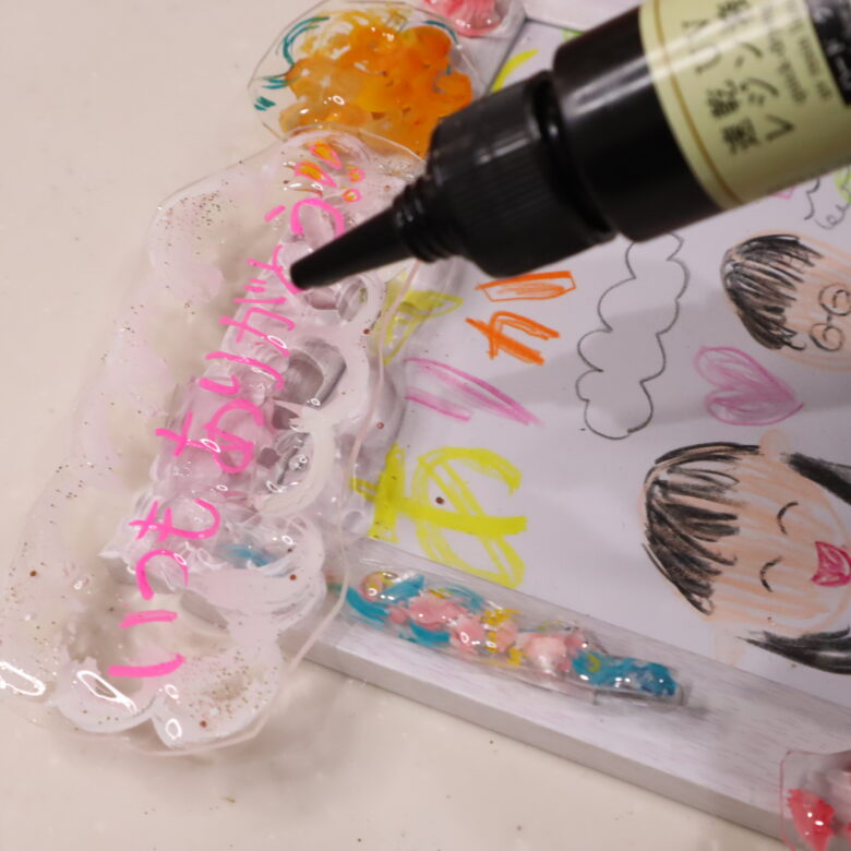 敬老の日のプレゼント、, 今年は子どもと一緒に手作りしたよ🎁✨, 100均のお花シールを貼るだけで完成しちゃう！, 「ありがとう」の気持ちを,ちょっと特別な形で贈れる, 世界にひとつだけのギフトです💝, みんなは敬老の日、何を贈る予定？, 🌷材料, フラワーシール ダイソー , ,クリア版, プラ板 A4ノンシリコンタイプ, クリアファイル, 定規,