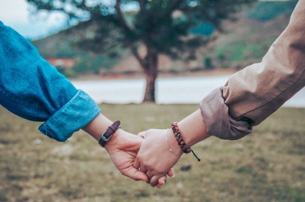 恋人つなぎ」をする心理は男女で違う？ 付き合う前は？ 悩みや類語もご紹介Oggi.jp