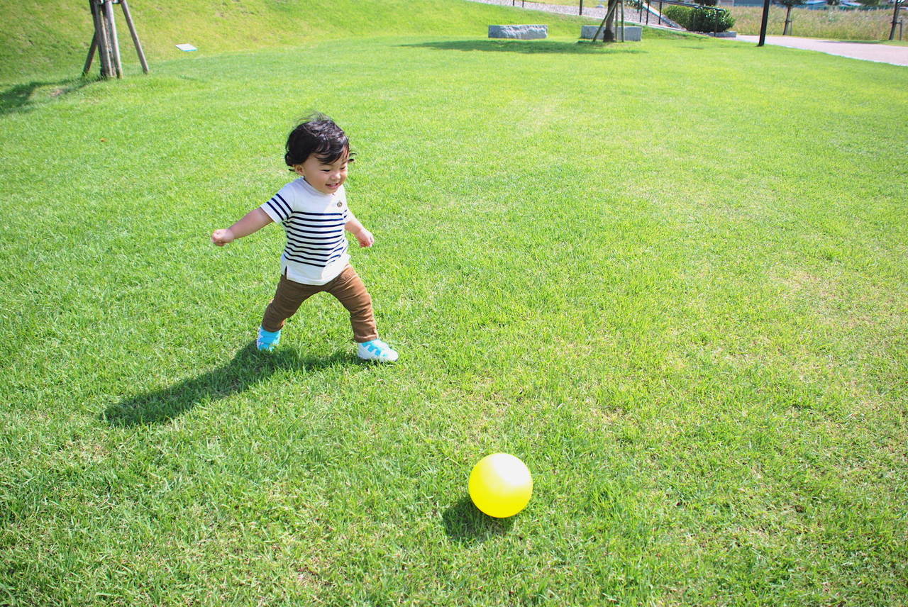 1歳2歳でやって良かった遊びを, 振り返っていきます → @memolip__ , 0歳の間は「つかむ」や「握る」ぐらいだった,手の動きも、1〜2歳ではどんどん器用になっていきます。, 「叩く」「ひっぱる」「押す」「小さい物をつまむ」, 足の筋肉も発達し、「目的をもって蹴る」,「はねる」「階段を登る」「両足でジャンプ」など。, 適切なタイミングでその発達を促すような遊び、知育おもちゃを,