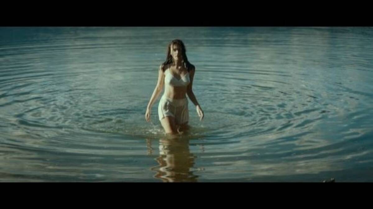 モニカ・ベルッチの娘がランジェリー姿で湖に飛び込む 映画『美しい夏』本編映像&インタビュー動画公開 の画像・写真 - ぴあ映画