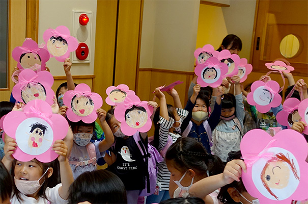 母の日 子供たちがお母さんにプレゼントをあげている イラスト : 幼稚園児のイラスト・絵カード