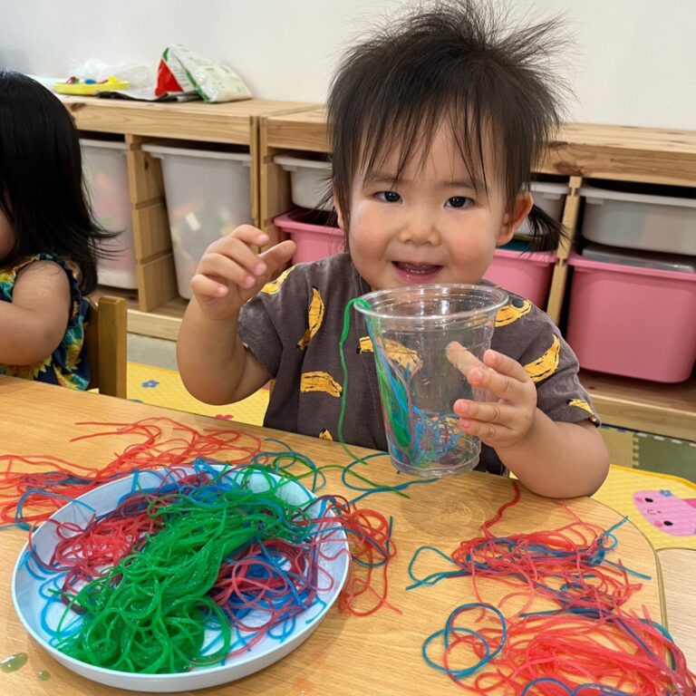 1歳児クラス 感触あそび~寒天を触ってみよう~こもれびと風 おおい認定こども園