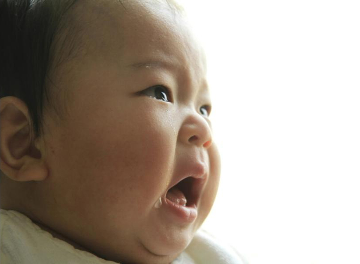 赤ちゃんが予防接種後に泣く・ぐずるのは副反応？いつもと違う泣き方のときどうする？キッズドクターマガジン