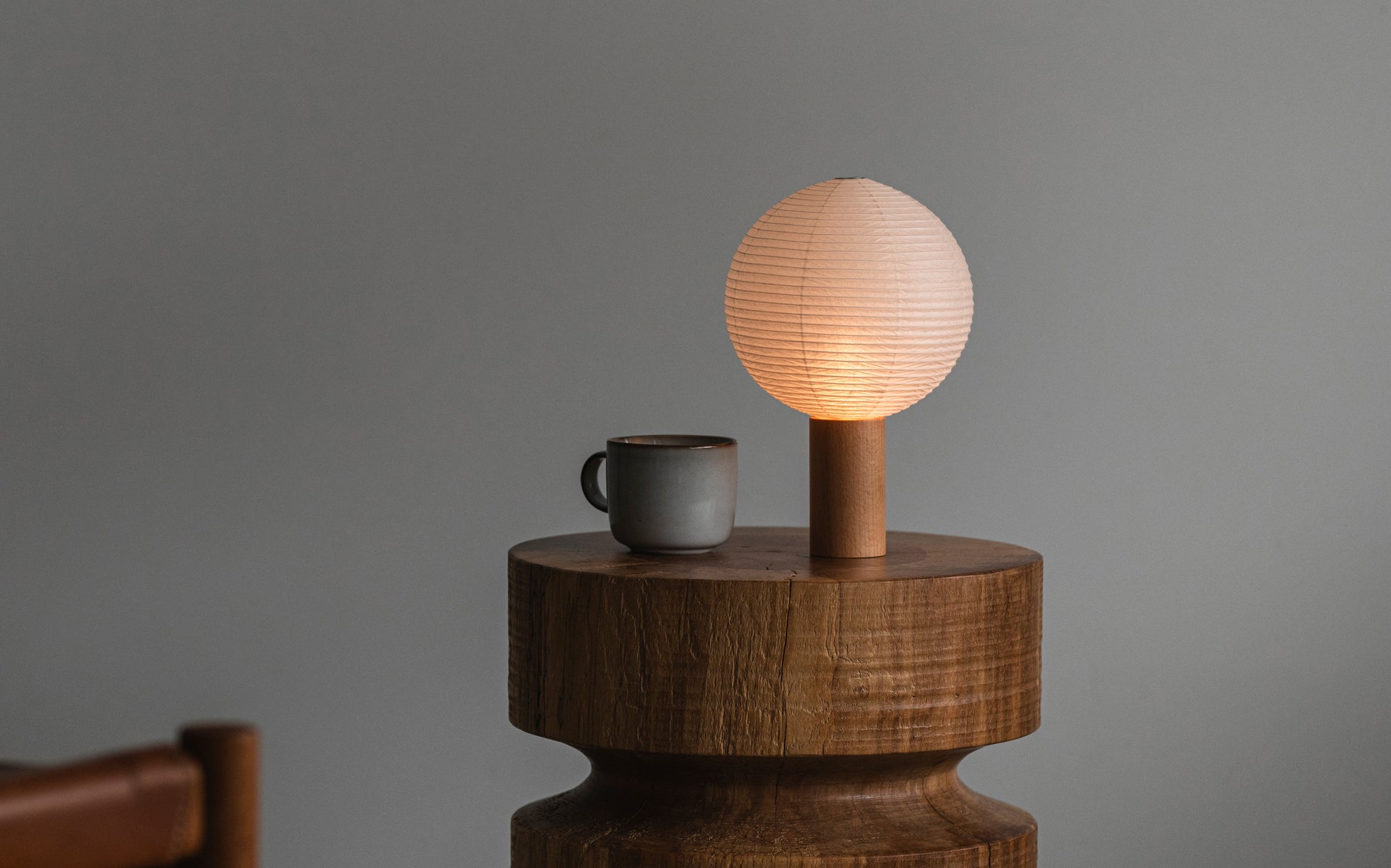 盆提灯 仏縁堂コラボ・八女提灯 やめちょうちん ：大内行灯11号紫檀調 本絹一重・伝統工芸士 手描き 花時雨 盆ちょうちん 行灯 盆用品 お盆飾り新盆 初盆 色柄提灯 花柄提灯 迎え火 送り火 伝統工芸 シルク 国産提灯 - 仏壇仏具の仏縁堂