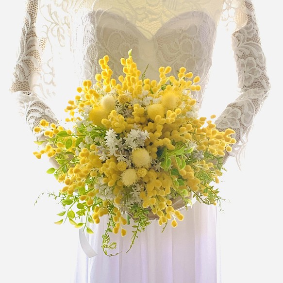 かすみそう＆ミモザのクラッチブーケ 生花- ウェディングフラワーセレクトショップ