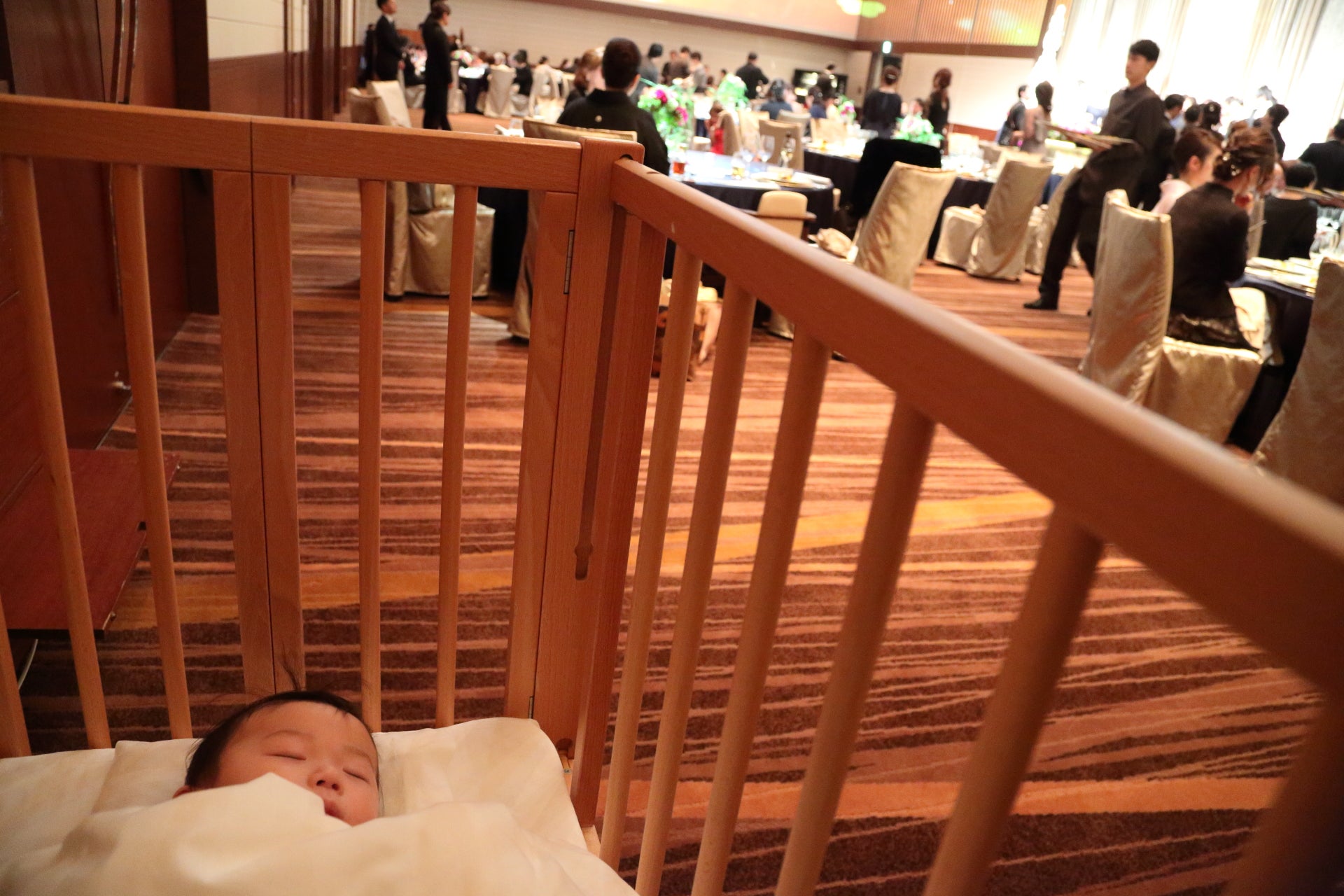 結婚式におすすめベビードレス22選！選び方やおしゃれなコーデも紹介♡ウェディングニュース