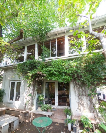 2階のアトリエには好きなものだけを。視界に入るものが建築のアイデアソースに片づけが楽しい家 建築家・阿部 勤さん - 天然生活web